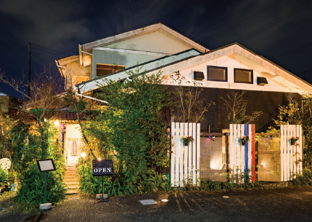 笑う、話す、歌う。大人たちの休み時間。